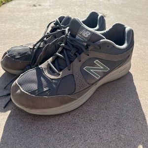 877 New Balance walking shoes !